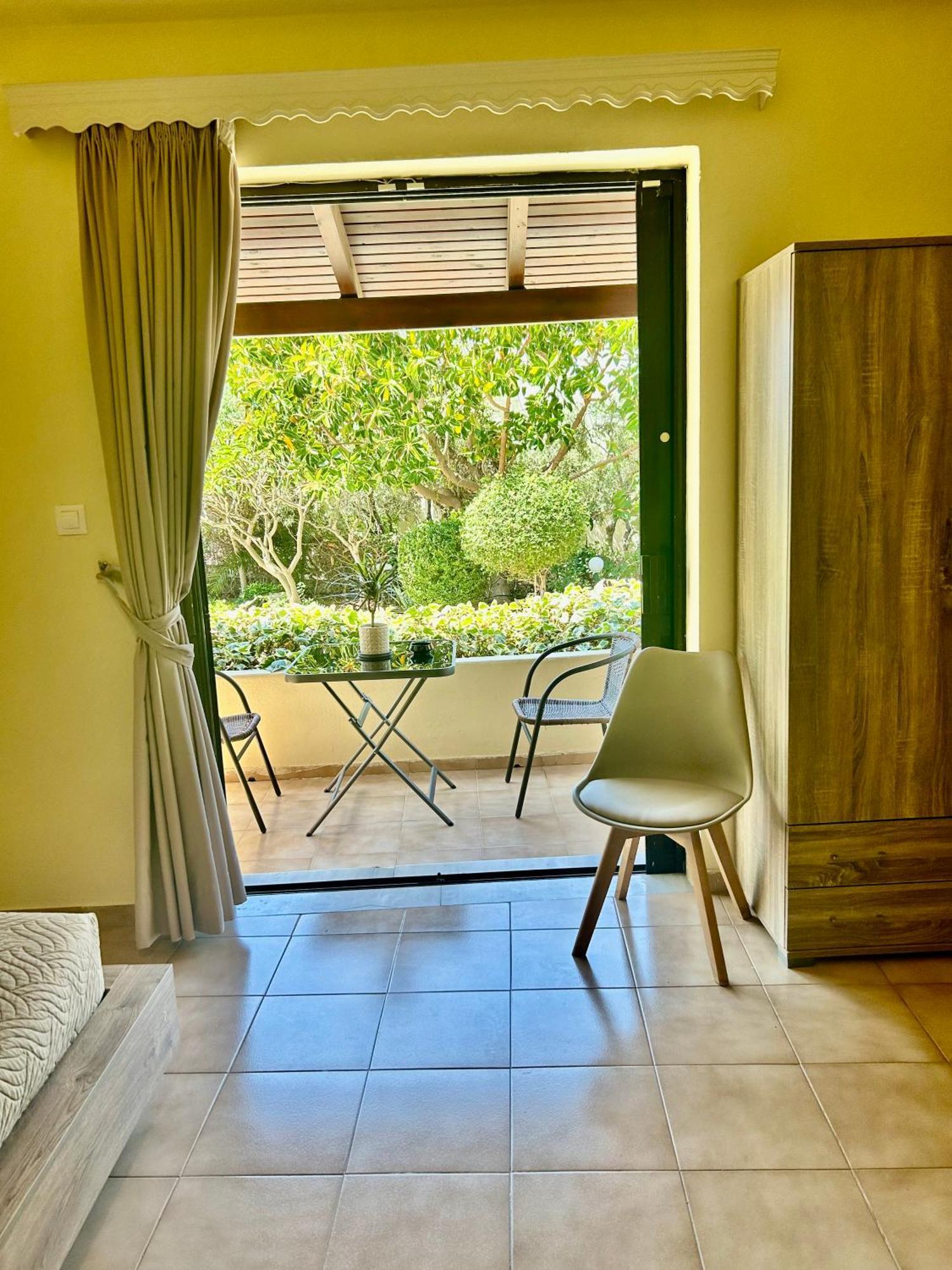 Esperia Apartments พลาตาเนส ภายนอก รูปภาพ